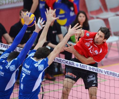 Volleyball 1. Bundesliga 2014 2015 TV Rottenburg - VfB Friedrichshafen 06.12.2014 Oliver Staab (re, TV Rottenburg) gegen Nicholas Vogel (Mitte, VfB Friedrichshafen) und Baptiste Geiler (li, VfB Friedrichshafen) 