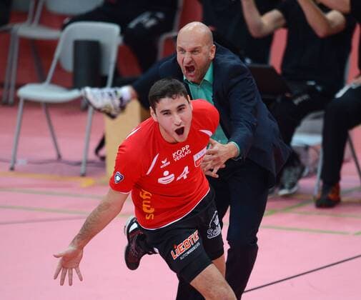 Volleyball 1. Bundesliga 2014 2015 TV Rottenburg - VfB Friedrichshafen 06.12.2014 JUBEL TV Rottenburg; Federico Cipollone (vorn) und Trainer Hans Peter Mueller - Angstenberger 