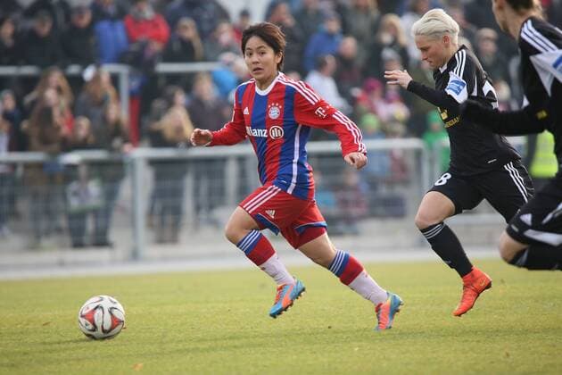 Mana Iwabuchi (Bayern) gegen Jessica Fishlock (FFC) - 1. FFC Frankfurt vs. FC Bayern Muenchen, Stadion am Brentanobad