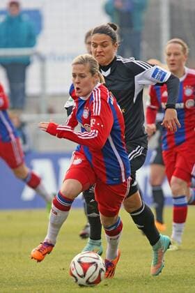 Vanessa Bürki (Bayern) setzt sich durch - 1. FFC Frankfurt vs. FC Bayern Muenchen, Stadion am Brentanobad