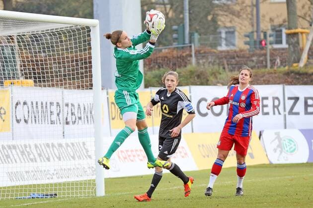 Desiree Schumann (FFC) haelt - 1. FFC Frankfurt vs. FC Bayern Muenchen, Stadion am Brentanobad