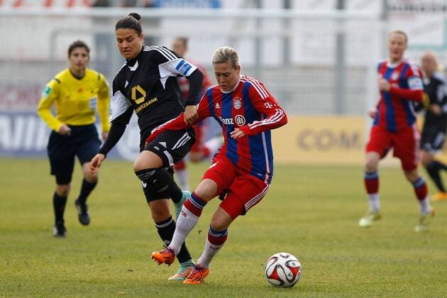 Fussball, Allianz Frauen-Bundesliga, 1. FFC Frankfurt - FC Bayern München, v.li.: Dzsenifer Marozsan (1. FFC Frankfurt) im Zweikampf, Duell, duel, tackle mit Vanessa Bürki (FC Bayern München Damen) xfsx
