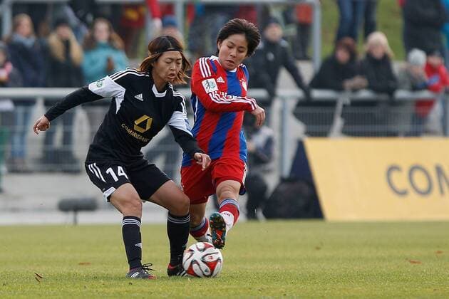 Fussball, Allianz Frauen-Bundesliga, 1. FFC Frankfurt - FC Bayern München, v.li.: Kozue Ando (1. FFC Frankfurt) im Zweikampf, Duell, duel, tackle mit Mana Iwabuchi (FC Bayern München Damen) xfsx
