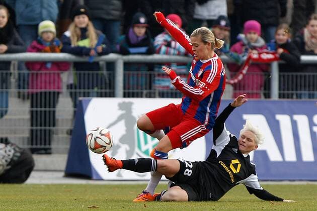 Fussball, Allianz Frauen-Bundesliga, 1. FFC Frankfurt - FC Bayern München, v.li.: Vanessa Bürki (FC Bayern München Damen) im Zweikampf, Duell, duel, tackle mit Jessica Fishlock (1. FFC Frankfurt) xfsx