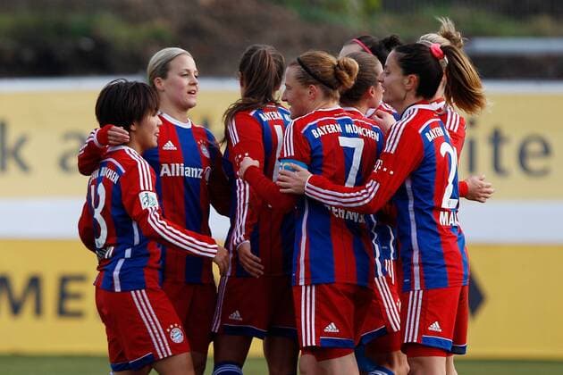 Fussball, Allianz Frauen-Bundesliga, 1. FFC Frankfurt - FC Bayern München, v.li.: Bayern Spielerinnen mit Torjubel, celebrate the goal, goal celebration, Jubel über das Tor zum 0:1 durch Mana Iwabuchi (FC Bayern München Damen) xfsx