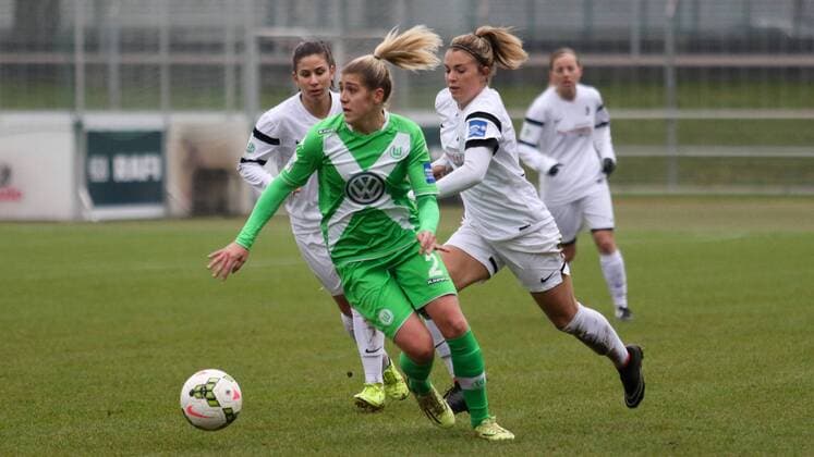v.li.: Luisa Wensing (VfL Wolfsburg) vor Sandra Starke (SC Freiburg) am Ball, Fussball, Allianz Frauen-Bundesliga, SC Freiburg - VfL Wolfsburg, xozx