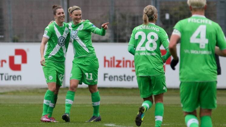 v.li.: Verena Faißt (Verena Faisst, VfL Wolfsburg) und Torschützin Alexandra Popp (VfL Wolfsburg) jubeln über das 0:2, Jubel, Torjubel, Torerfolg, celebrate the goal, goal, celebration, Jubel ueber das Tor, optimistisch, Action, Aktion, Fussball, Allianz Frauen-Bundesliga, SC Freiburg - VfL Wolfsburg, xozx