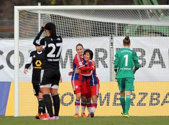 Fussball, Allianz Frauen-Bundesliga, 1. FFC Frankfurt - FC Bayern München, v.li.: Gina Lewandowski (FC Bayern München Damen) und Mana Iwabuchi (FC Bayern München Damen) mit Torjubel, celebrate the goal, goal celebration, Jubel über das Tor 0:1 xmrx