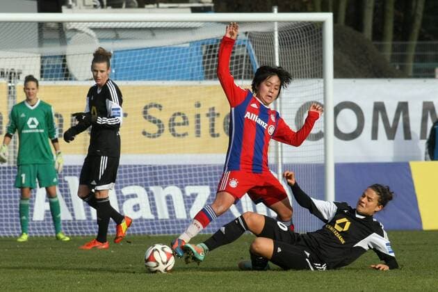 Allianz Frauen-Bundesliga, 12. Spieltag: 1. FFC Frankfurt - FC Bayern München am Sonntag (07.12.2014) im Stadion am Brentanobad in Frankfurt am Main. Mana Iwabuchi (FC Bayern München, L), Dzsenifer Marozsan (1. FFC Frankfurt).