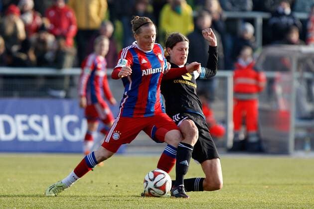 Fussball, Allianz Frauen-Bundesliga, 1. FFC Frankfurt - FC Bayern München, v.li.: Melanie Behringer (FC Bayern München Damen) im Zweikampf, Duell, duel, tackle mit Kerstin Garefrekes (1. FFC Frankfurt) xfsx