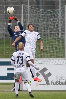 v.li.: Laura Benkarth (SC Freiburg), Chioma Igwe (SC Freiburg) klären eine Ecke, Fussball, Allianz Frauen-Bundesliga, SC Freiburg - VfL Wolfsburg, xozx