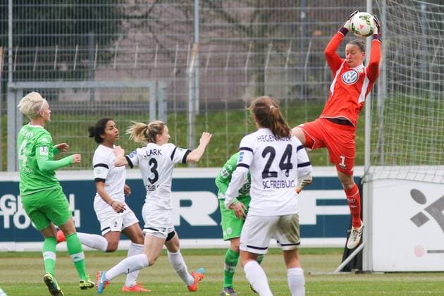 Almuth Schult (VfL Wolfsburg) fängt eine Flanke ab, Torwart, Torfrau, Torhüterin, Fussball, Allianz Frauen-Bundesliga, SC Freiburg - VfL Wolfsburg, xozx