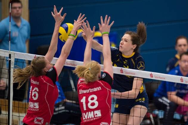 07.12.2014, Halle Berg Fidel, Muenster Volleyball, Bundesliga Frauen, USC Münster Muenster vs. Schweriner SC Block Doppelblock Julia Schaefer ( 16 Muenster), Leonie Schwertmann ( 18 Muenster) - Angriff Lonneke Sloetjes ( 5 Schwerin)
