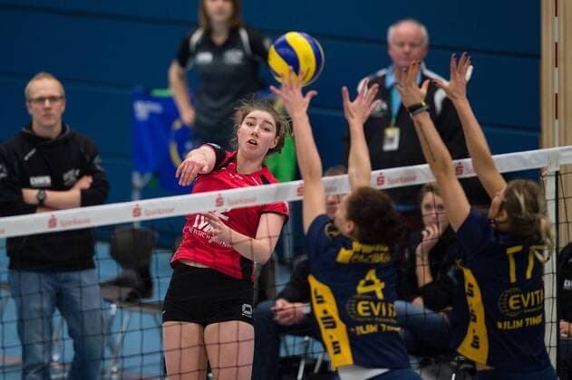 07.12.2014, Halle Berg Fidel, Muenster Volleyball, Bundesliga Frauen, USC Münster Muenster vs. Schweriner SC Angriff Wiebke Silge ( 12 Muenster) - Block Doppelblock Veronika Hroncekova ( 4 Schwerin), Saskia Hippe ( 17 Schwerin)