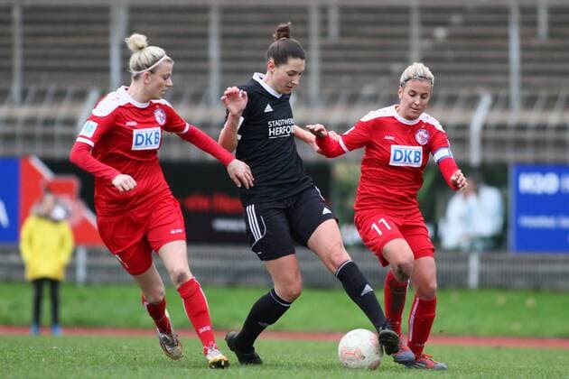 v.l. Johanna Elsig (Turbine Potsdam), Merza Julevic (Herforder SV), Jennifer Cramer (Turbine Potsdam), Zweikampf, Duell, duel, tackle, Aktion, Action Fussball, Allianz Frauen-Bundesliga, Herforder SV - Turbine Potsdam xygx