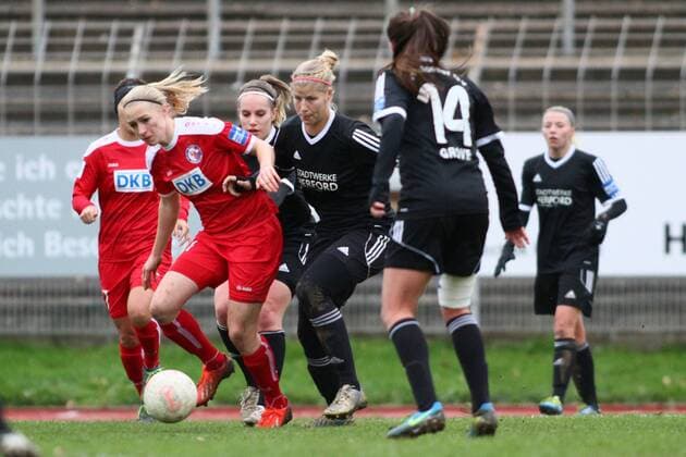v.l. Pauline Marie Bremer (Turbine Potsdam), Lena Wermelt (Herforder SV), Zweikampf, Duell, duel, tackle, Aktion, Action Fussball, Allianz Frauen-Bundesliga, Herforder SV - Turbine Potsdam xygx