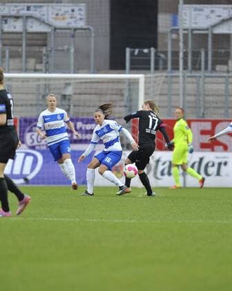 Essen, Deutschland 07. Dezember 2014: 1. Bundesliga 14 15 - SGS Essen vs. MSV Duisburg. Carmen Pulver(Duisburg) im Zweikampf gegen Margarita Gidion (Essen) ot