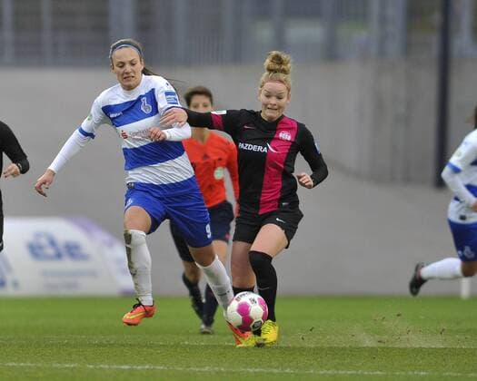 Essen, Deutschland 07. Dezember 2014: 1. Bundesliga 14 15 - SGS Essen vs. MSV Duisburg. Lucien Vonkova (Duisburg) im Zweikampf gegen Jana Meißner (Essen) ot