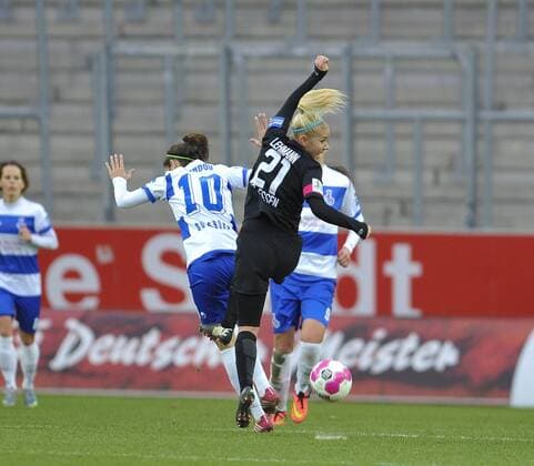 Essen, Deutschland 07. Dezember 2014: 1. Bundesliga 14 15 - SGS Essen vs. MSV Duisburg. Kristina Sundov (Duisburg) und Ina Lehmann (Essen) ot