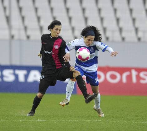 Essen, Deutschland 07. Dezember 2014: 1. Bundesliga 14 15 - SGS Essen vs. MSV Duisburg. Sara Doorsoun-Khajeh (Essen) Dolores Silva (Duisburg) ot
