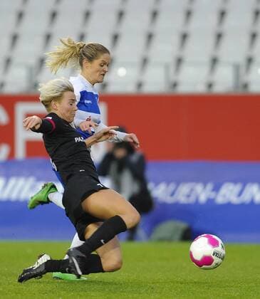 Essen, Deutschland 07. Dezember 2014: 1. Bundesliga 14 15 - SGS Essen vs. MSV Duisburg. Sarah Freutel (Essen) im Zweikampf gegen Stefanie Weichelt (Duisburg) ot