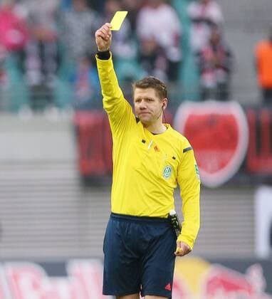 Leipzig, 07.12.2014, Red Bull Arena, Fussball, 2.Bundesliga, 16.Spieltag, Rasenballsport Leipzig vs. FC Ingolstadt 0:1 (0:1) , Im Bild: Schiedsrichter Patrick Ittrich zeigt die Gelbe Karte. ,