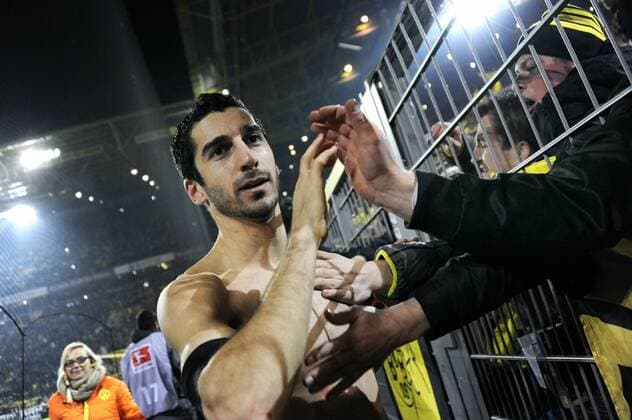 Fussball, Bundesliga, Deutschland, Herren, Saison 2014 2015, 14. Spieltag, Signal Iduna Park Dortmund: Bor. Dortmund, BVB (gelb) - 1899 Hoffenheim (blau) 1:0; Henrikh Mkhitaryan (BVB) nach dem Spiel am Zaun bei den Fans. Fan, Fans, Begeisterung, Jubel, Freude, Aktion.