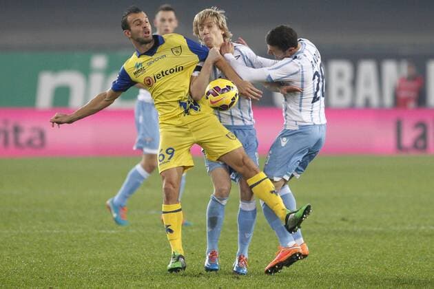 IPP20141209 Football - soccer: Serie A, AC Chievo Verona - Lazio Rom, Basta Dusan bloccato tra Meggiorini Riccardo attaccante Chievo Verona, e il compagno Radu Stefan xHOCHxZWEIx xItalyxPhotoxPressx 