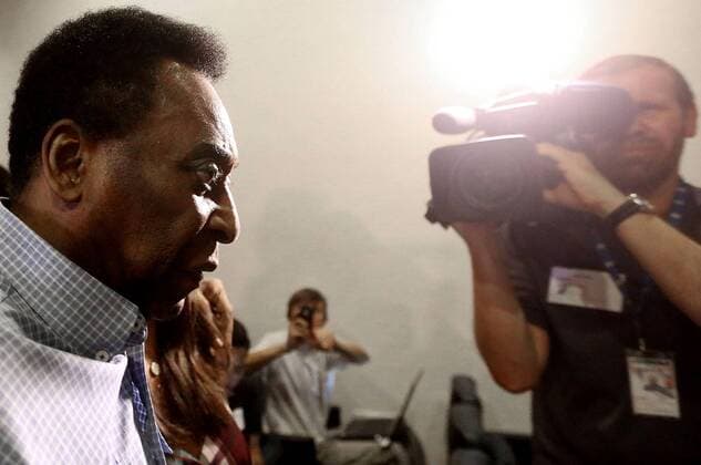 Aktuell Fußball, PK mit Pele zu seiner Entlassung aus dem Krankenhaus SAO PAULO, Dec. 9, 2014 -- Brazilian former soccer player Edson Arantes do Nascimento, better known as Pele, arrives for a press conference PK Pressekonferenz in Sao Paulo Dec. 9, 2014. Pele has recovered well from his kidney ailment and left hospital on Tuesday after receiving treatment for two weeks. ) (jg) (SP)BRAZIL-SAO PAULO-SOCCER-PELE RahelxPatrasso 