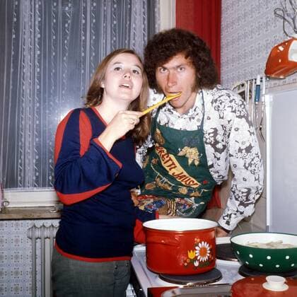 Paul Breitner (FC Bayern München) mit seiner Frau Hildegard in der Küche