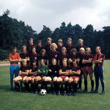 Kader Eintracht Frankfurt Saison 1972 73, hi.v.li.: Roland Weidle, Ender Konca, Friedel Lutz, Bernd Nickel, Wolfgang Kraus, Karl-Heinz Wirth; mi.v.li.: Trainer Erich Ribbeck, Gert Trinklein, Karl-Heinz -Charly- Körbel, Josef Hofmeister, Uwe Kliemann, Bernd Hölzenbein, Thomas Rohrbach, Horst Heese, Jürgen Grabowski, Co-Trainer Dieter Stinka; vo.v.li.: Lothar Schämer, Jürgen Kalb, die Torhüter Peter Kunter und Günther Wienhold, Peter Reichel, Thomas Parits