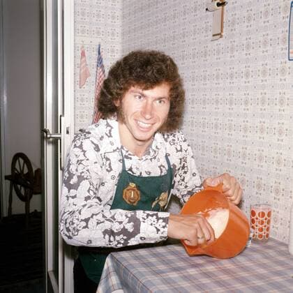 Paul Breitner (FC Bayern München) rührt Teig an
