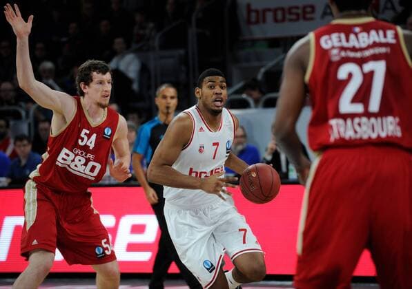 10.12.2014 - Basketball - Saison 2014 2015 - Eurocup : Brose Baskets Bamberg - SIG Straßburg - HMI - Ryan Thompson (7, Brose Baskets Bamberg) gegen Matt Howard (54, SIG Strasbourg) und Mickael Gelabale (27, SIG Strasbourg)