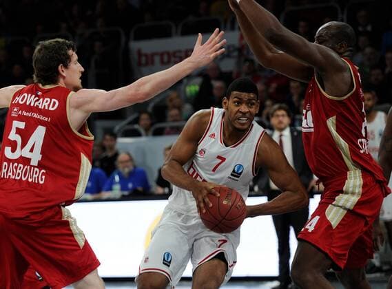 10.12.2014 - Basketball - Saison 2014 2015 - Eurocup : Brose Baskets Bamberg - SIG Straßburg - HMI - Ryan Thompson (7, Brose Baskets Bamberg) gegen Matt Howard (54, SIG Strasbourg) und Ali Traore (24, SIG Strasbourg)