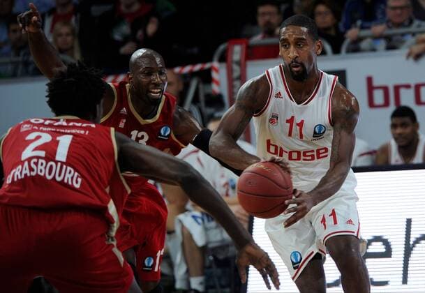 10.12.2014 - Basketball - Saison 2014 2015 - Eurocup : Brose Baskets Bamberg - SIG Straßburg - HMI - Bradley Wanamaker (11, Brose Baskets Bamberg) gegen Louis Campbell (13, SIG Strasbourg) und Bangaly Fofana (21, SIG Strasbourg)