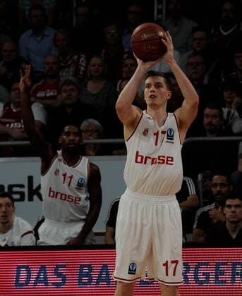 10.12.2014 - Basketball - Saison 2014 2015 - Eurocup : Brose Baskets Bamberg - SIG Straßburg - HMI - Andreas Obst (17, Brose Baskets Bamberg) mit Dreipunktewurf angefeuert von Bradley Wanamaker (11, Brose Baskets Bamberg) im Hintergrund