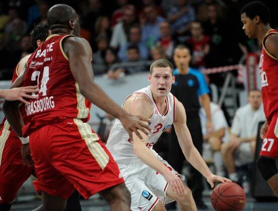 10.12.2014 - Basketball - Saison 2014 2015 - Eurocup : Brose Baskets Bamberg - SIG Straßburg - HMI - Janis Strelnieks (13, Brose Baskets Bamberg) gegen Ali Traore (24, SIG Strasbourg)