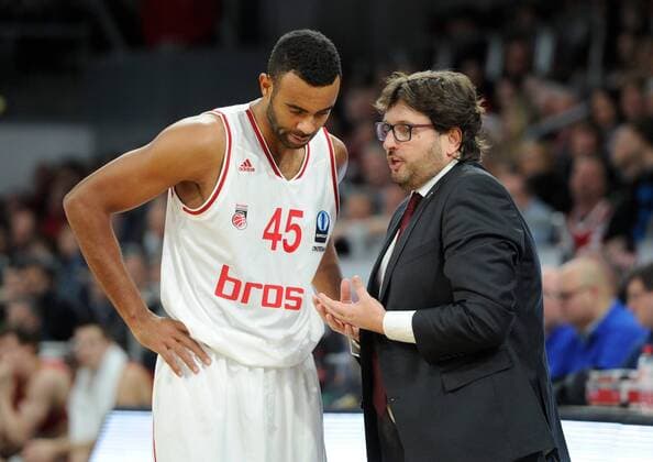 10.12.2014 - Basketball - Saison 2014 2015 - Eurocup : Brose Baskets Bamberg - SIG Straßburg - HMI - Andrea Trinchieri (Trainer Coach Headcoach Brose Baskets Bamberg) spricht mit Joshua Shipp (45, Brose Baskets Bamberg)