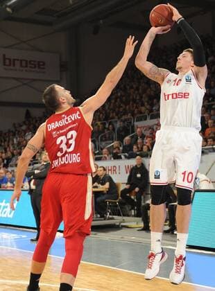 10.12.2014 - Basketball - Saison 2014 2015 - Eurocup : Brose Baskets Bamberg - SIG Straßburg - HMI - Daniel Theis (10, Brose Baskets Bamberg) wirft gegen Tadija Dragicevic (33, SIG Strasbourg)