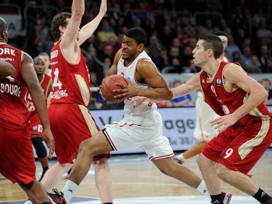 10.12.2014 - Basketball - Saison 2014 2015 - Eurocup : Brose Baskets Bamberg - SIG Straßburg - HMI - Ryan Thompson (7, Brose Baskets Bamberg) gegen Matt Howard (54, SIG Strasbourg) und Jeremy Leloup (9, SIG Strasbourg)