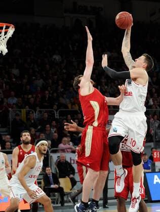10.12.2014 - Basketball - Saison 2014 2015 - Eurocup : Brose Baskets Bamberg - SIG Straßburg - HMI - Daniel Theis (10, Brose Baskets Bamberg) gegen Matt Howard (54, SIG Strasbourg)