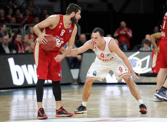 10.12.2014 - Basketball - Saison 2014 2015 - Eurocup : Brose Baskets Bamberg - SIG Straßburg - HMI - Karsten Tadda (9, Brose Baskets Bamberg) verteidigt gegen Antoine Diot (8, SIG Strasbourg)