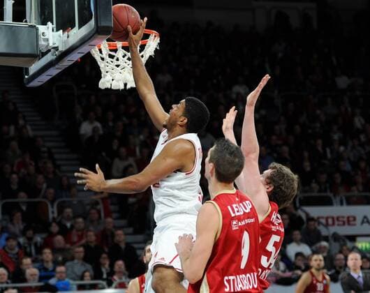 10.12.2014 - Basketball - Saison 2014 2015 - Eurocup : Brose Baskets Bamberg - SIG Straßburg - HMI - Ryan Thompson (7, Brose Baskets Bamberg) gegen Jeremy Leloup (9, SIG Strasbourg) und Matt Howard (54, SIG Strasbourg)