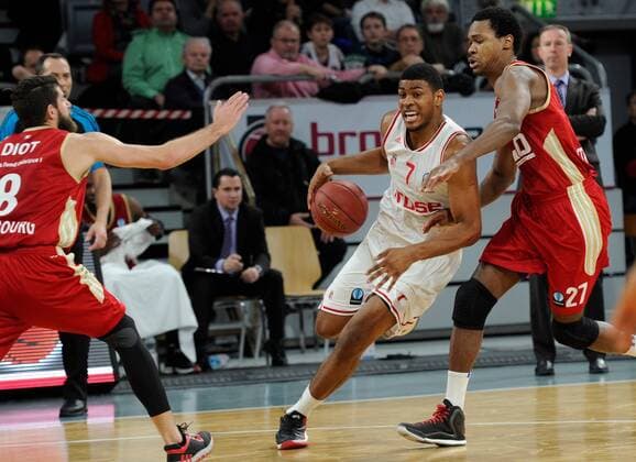 10.12.2014 - Basketball - Saison 2014 2015 - Eurocup : Brose Baskets Bamberg - SIG Straßburg - HMI - Ryan Thompson (7, Brose Baskets Bamberg) gegen Mickael Gelabale (27, SIG Strasbourg) und Antoine Diot (8, SIG Strasbourg)