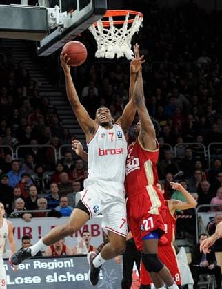 10.12.2014 - Basketball - Saison 2014 2015 - Eurocup : Brose Baskets Bamberg - SIG Straßburg - HMI - Ryan Thompson (7, Brose Baskets Bamberg) gegen Mickael Gelabale (27, SIG Strasbourg)