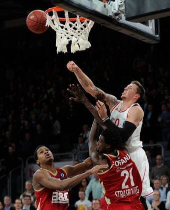 10.12.2014 - Basketball - Saison 2014 2015 - Eurocup : Brose Baskets Bamberg - SIG Straßburg - HMI - Daniel Theis (10, Brose Baskets Bamberg) gegen Bangaly Fofana (21, SIG Strasbourg) und Mickael Gelabale (27, SIG Strasbourg)