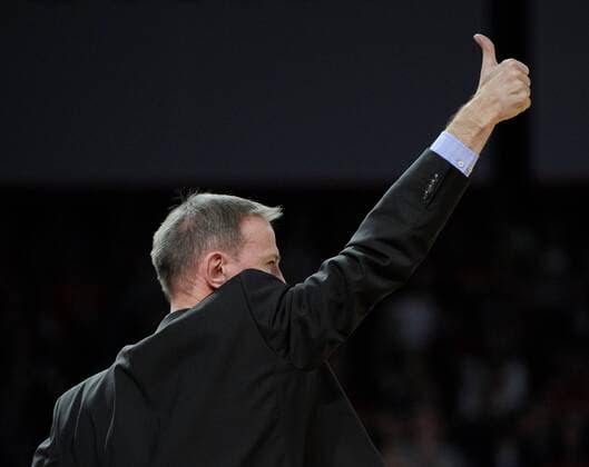 10.12.2014 - Basketball - Saison 2014 2015 - Eurocup : Brose Baskets Bamberg - SIG Straßburg - HMI - Vincent Collet (Head Coach SIG Strasbourg) mit Daumen nach oben