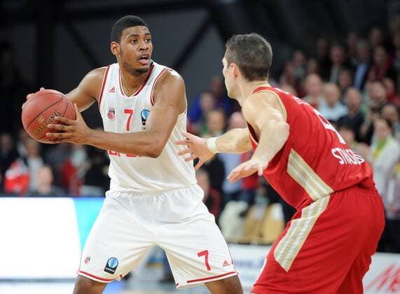10.12.2014 - Basketball - Saison 2014 2015 - Eurocup : Brose Baskets Bamberg - SIG Straßburg - HMI - Ryan Thompson (7, Brose Baskets Bamberg) gegen Jeremy Leloup (9, SIG Strasbourg)