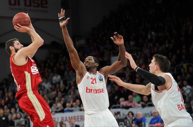 10.12.2014 - Basketball - Saison 2014 2015 - Eurocup : Brose Baskets Bamberg - SIG Straßburg - HMI - Antoine Diot (8, SIG Strasbourg) wirft gegen Trevor Mbakwe (21, Brose Baskets Bamberg) und Daniel Theis (10, Brose Baskets Bamberg)
