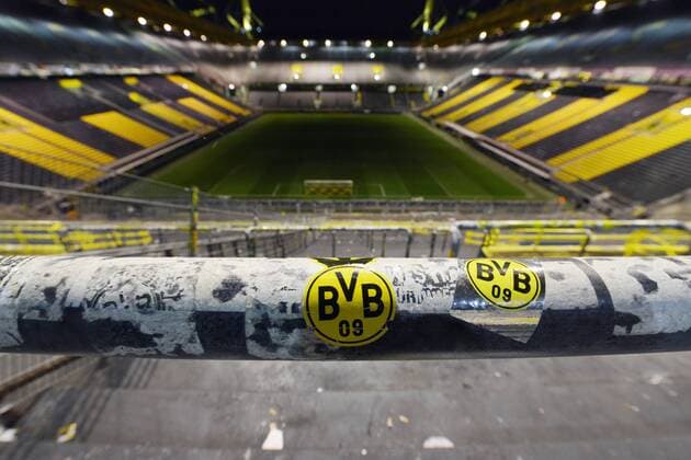 Borussia Dortmund --- Fussball --- 1.Bundesliga --- 25.03.2014 Dortmund, Signal Iduna Park, Stadionansicht, Innenansicht, Übersicht, leeres Stadion, vorne ein Wellenbrecher mit BVB-Stickern, Aufklebern, auf der Südtribüne, Feature, Hinterleger, Hintergrund
